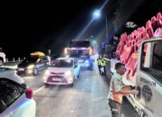 Polantas di Karawang Bersama Petugas Damkar Pasang Water Barrier di Rest Area KM 62