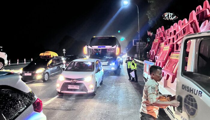 Polantas di Karawang Bersama Petugas Damkar Pasang Water Barrier di Rest Area KM 62