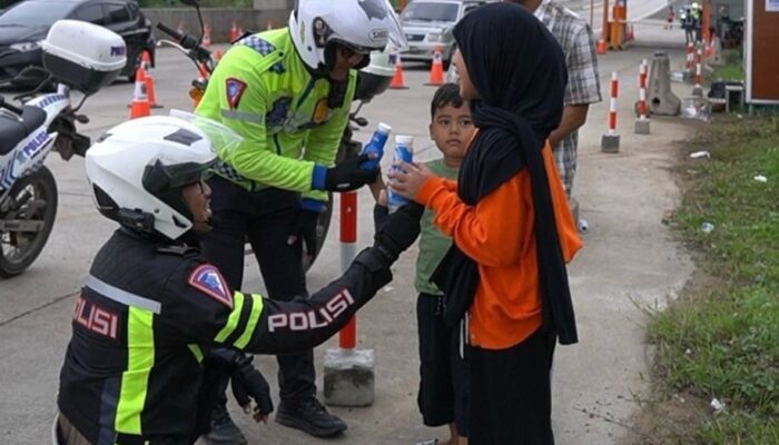 Polantas di Karawang Tunjukan Pelayanan Humanis kepada Pemudik Lebaran