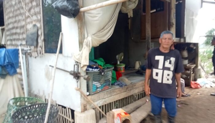 Miris!!! Jaya warga Desa Jayanegara Karawang Tinggal Di Rumah Mirip Kandang Ayam