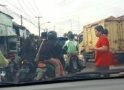 Para pengendara mulai mengeluh pasar Wadas Lemahabang Karawang semakin Semrawut