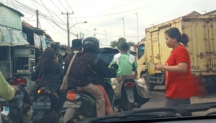 Para pengendara mulai mengeluh pasar Wadas Lemahabang Karawang semakin Semrawut
