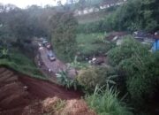 Akses Jalan Raya Penghubung Pangalengan – Cimaung Tertutup Tanah Longsor Hingga Lumpuh Total