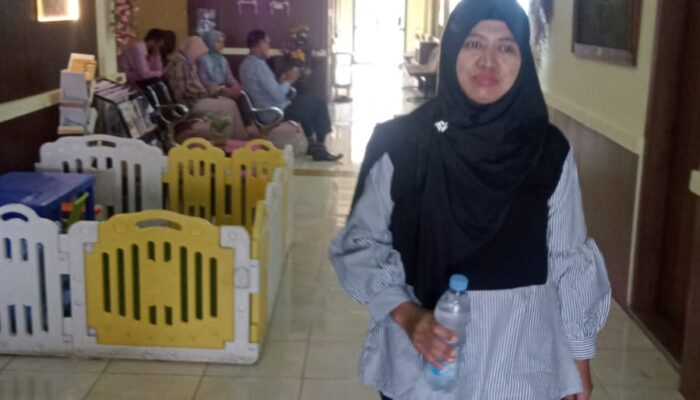Wastinah warga desa Mulyasejati menghadiri sidang 1 gugatan cerai di pengadilan Agama Karawang