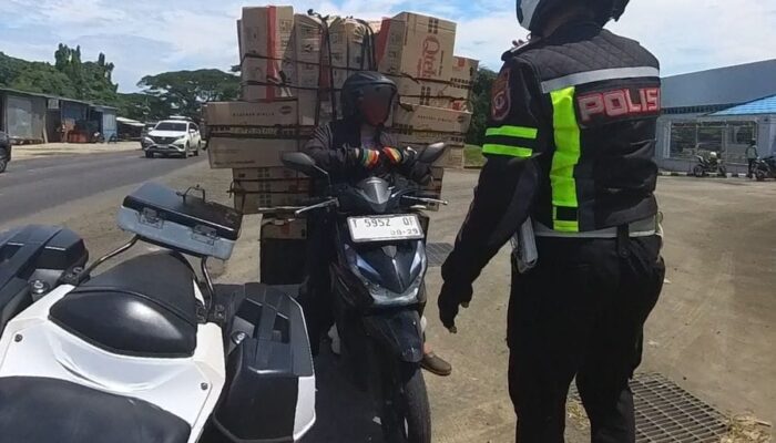 Polantas di Karawang Tegur Pengendara Motor, Bawa Muatan Lebihi Kapasitas