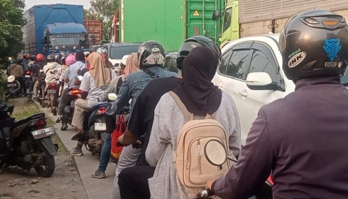 Para pengendara mengeluh jalan umum di Karangjati Sumurkondang dipakai parkir mobil Box PT Wing