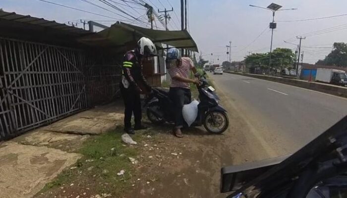 Polantas di Karawang Tegur Pengendara Motor yang Lawan Arah dengan Humanis