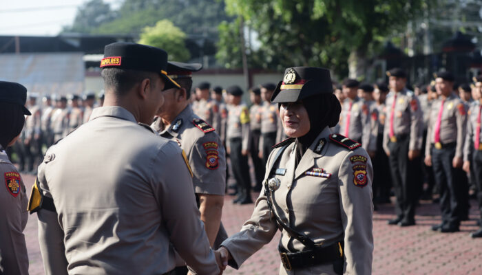 Kapolres Karawang Pimpin Sertijab 2 Kapolsek Sekaligus Pemberian Penghargaan Anggota Berprestasi