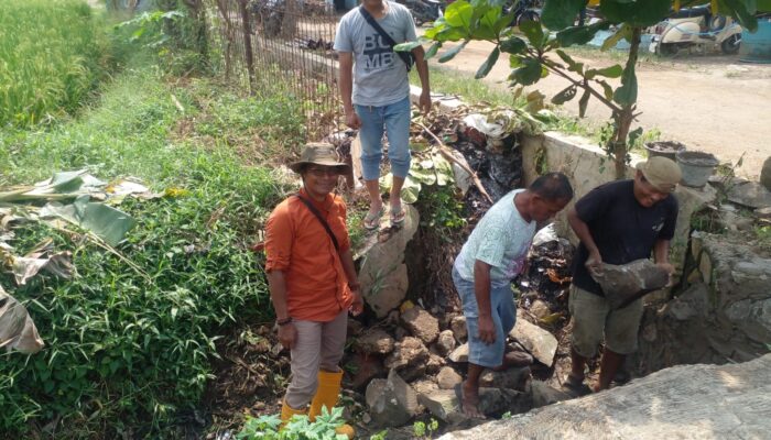 Pemerintah desa Purwasari Karawang Giat Perbaikan Jembatan Yang Rusak