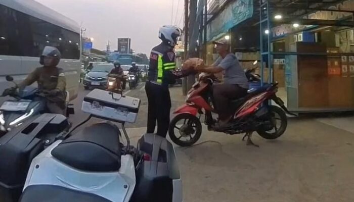 Satlantas Polres Karawang Gelar Baksos, Bagikan Sembako Kepada Masyarakat