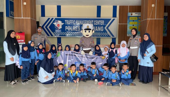 Polisi Sahabat Anak! Potret Kedekatan Satlantas Polres Karawang Bersama Anak Usia Dini