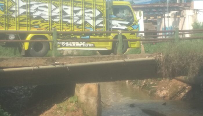 Jembatan Karang Gelam Karawang Terancam Ambruk, Warga Desa Dawuan Tengah Cemas