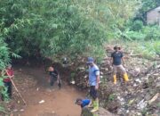 KEPALA DESA. PURWASARI PEDULI LINGKUNGAN BERSIH.