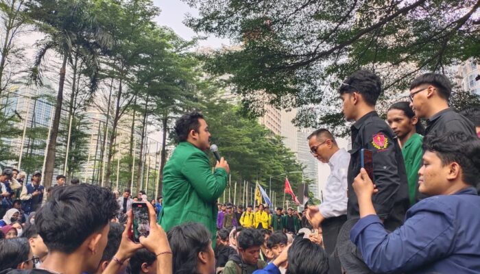 Mendiktisaintek Brian Yuliarto Temui Ratusan Mahasiswa yang Gelar Aksi Unjuk Rasa di Hardiknas 2025 Di Kantor Kemristekdikti