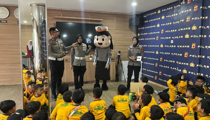 Satlantas Polres Karawang Kenalkan Fungsi Kepolisian Kepada Anak Usia Dini