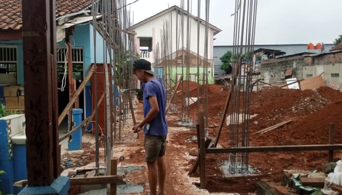 Proyek Rehab SDN Mekarwangi 03  Cikarang Barat Bekasi Tidak Memakai Alat Pelindung P3K