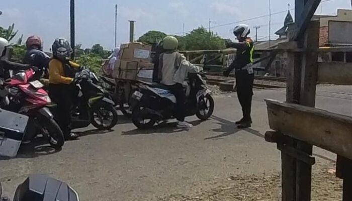 Polantas di Karawang Ingatkan Pengendara, Jangan Terobos Palang Pintu Kereta Api