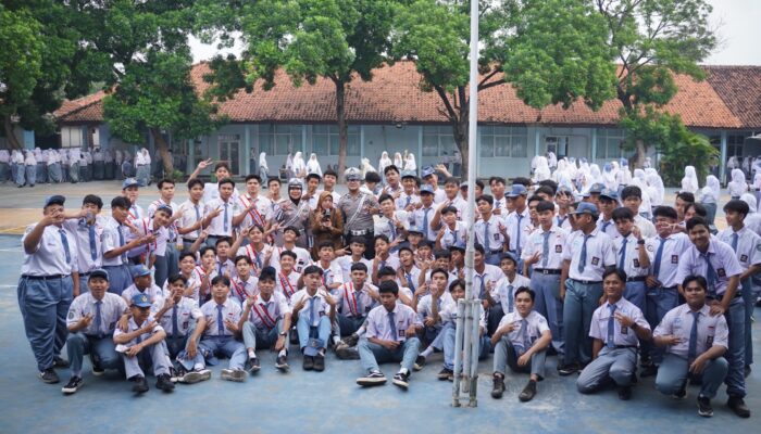 Satlantas Polres Karawang Edukasi Pelajar, melalui Kegiatan Police Goes to School