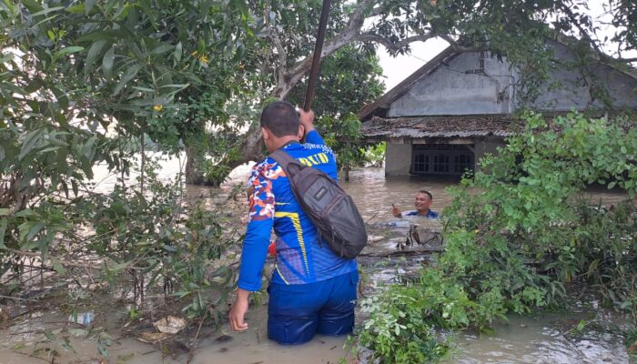 Polres Karawang Bergerak Cepat Tangani Warga Hilang di Area Banjir Karangligar