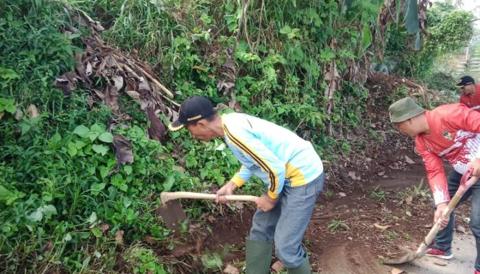 Pemerintah Desa Bojong Koneng Bandung Barat Gelar Jumat Bersih di Jalan Kabupaten