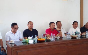 Dinas Lingkungan Hidup Karawang Bagikan Paket Sembako Kepada Warga Desa Wancimekar Yang Terdampak Jalupang