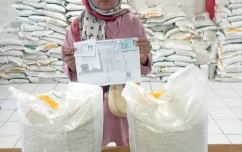 435 KPM desa Margaluyu Bandung Barat Terima Bantuan Beras 20 Kg Untuk Dua Bulan