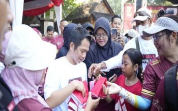 Tanamkan Semangat Kebangsaan, Bupati Purwakarta Bagikan Bendera Merah Putih.