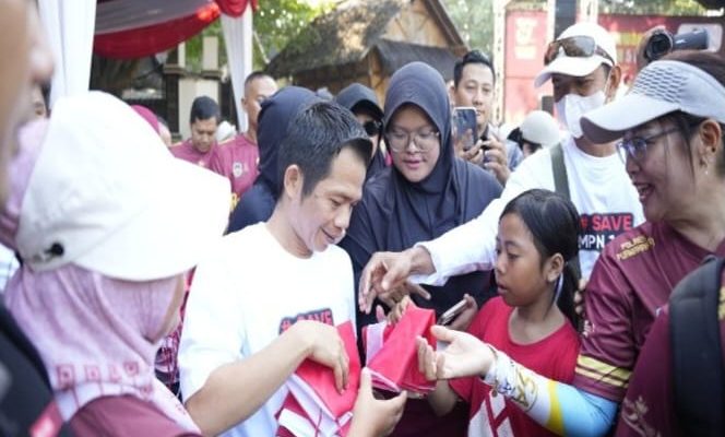 Tanamkan Semangat Kebangsaan, Bupati Purwakarta Bagikan Bendera Merah Putih.