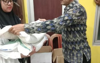 869 KPM desa Lembang Bandung Barat Terima Bantuan Beras 20 Kg Untuk Dua Bulan