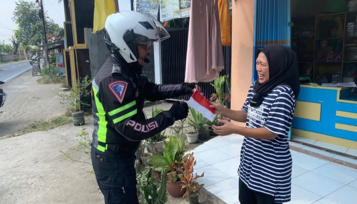 Kibarkan Merah Putih, Satlantas Polres Karawang Ajak Masyarakat Rayakan Hari Kemerdekaan RI ke-80