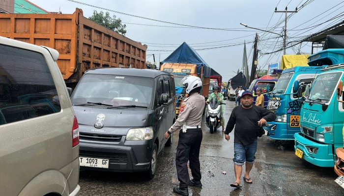 Potret Polantas di Karawang, Urai Kemacetan Arus Lalu Lintas saat Gatur Pagi