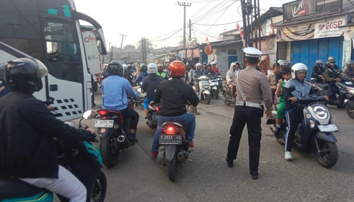 Jaga Kamseltibcar Lantas, Satlantas Polres Karawang Urai Kemacetan saat Atur Arus Lalu Lintas