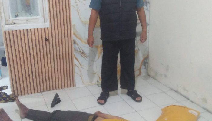 Seorang Pria di Purwasari berinisial R berusia 27 di temukan meninggal dunia di dalam rumah