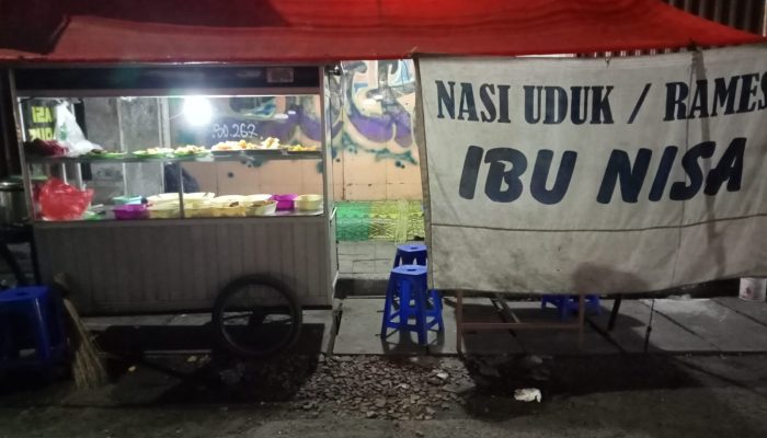 Warung Nasi Ibu Nisa: Surganya Kuliner Malam di Karawang