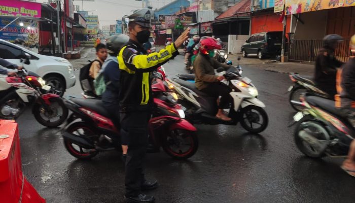 Polantas di Karawang Pantau Arus Lalu Lintas Jalan Raya Guna Atasi Kemacetan