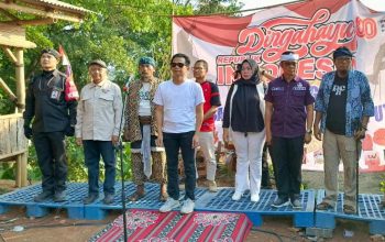 Bupati Purwakarta Om Zein Menghadiri Penurunan Bendera Raksasa 20×30 Meter Di Gunung Cupu Plered Purwakarta