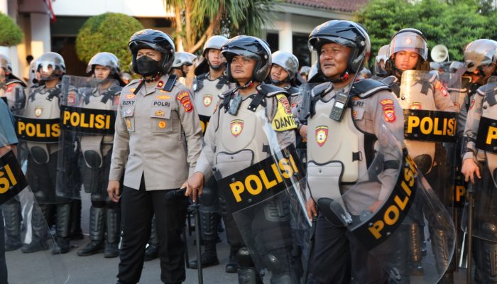 Polres Karawang Amankan Aksi Unjuk Rasa AMPERA di Gedung DPRD Karawang, Situasi Berjalan Kondusif