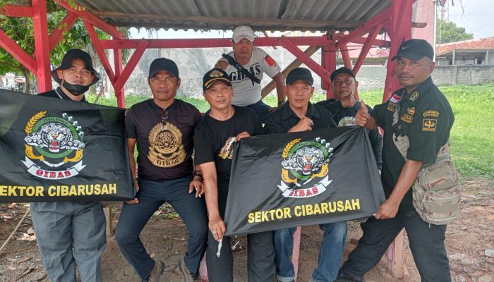 Terbentuknya ketua PAC LSM Gibas Cinta Damai di Cibarusah Bekasi,Mereka Pasang Bendera