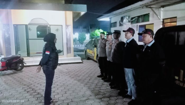 Kapolsek Purwasari Karawang Pimpin Apel Siaga Malam untuk Pengamanan Wilayah.