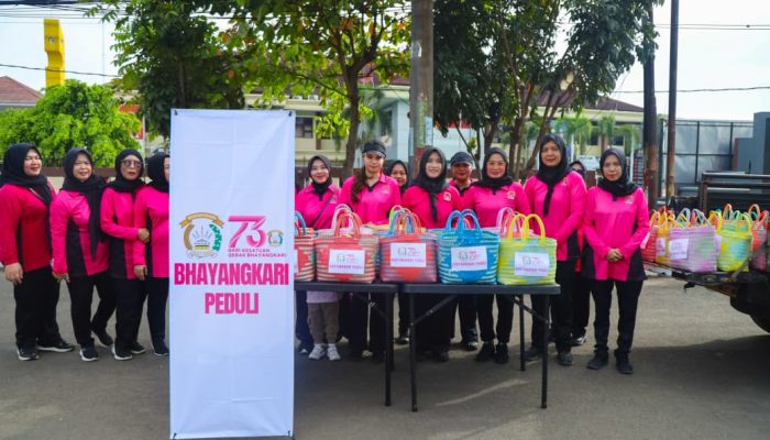 Bakti Sosial Bhayangkari Polres Karawang Dalam Rangka Bhayangkari Peduli