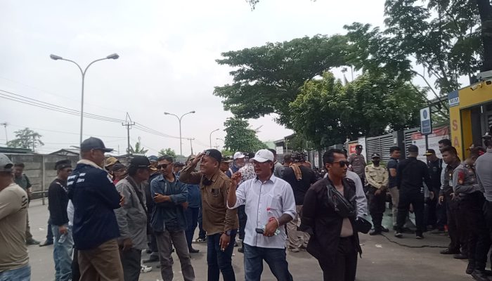 Masyarakat Desa Sumurkondang Karawang gelar’ aksi unjuk rasa