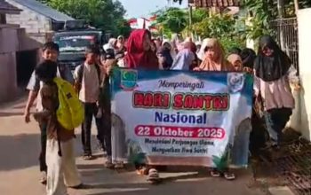 Kades Wandi Ajak Anak-Anak Sekolah Dasar di Desa Jomin Timur Gelar Jalan Santai dalam Rangka Hari Santri 2025