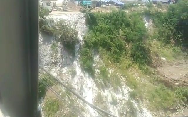 Diduga cucian molen Limbah beton di Batching Plant dan Mobil Molen PT Indo Raya Kebenteng di Buang ke Sungai Cipamingkis Cibarusah