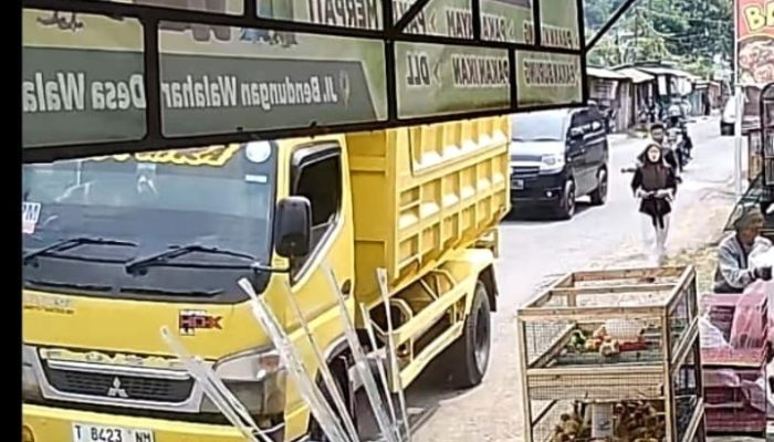 Diduga mobil sampah Melakukan Pungutan Liar ke Pedagang disekitar Walahar,Klari Karawang