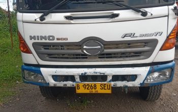 Sebuah Mobil Truk Bermuatan Minyak Goreng Bansos Terperosok Di Cimahi Karawang