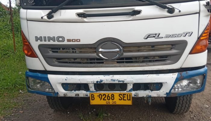 Sebuah Mobil Truk Bermuatan Minyak Goreng Bansos Terperosok Di Cimahi Karawang