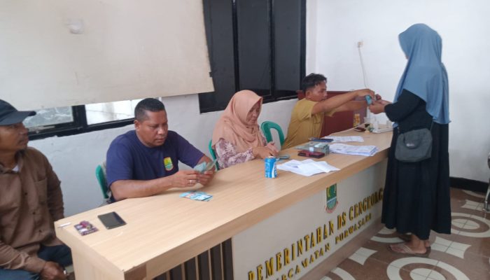 300 KPM Desa Cengkong Karawang Terima Bantuan Langsung Tunai Kesra