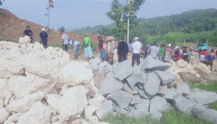 Camat Tegalwaru Instruksikan Untuk Perbaikan di jalan batu gero kabupaten Purwakarta