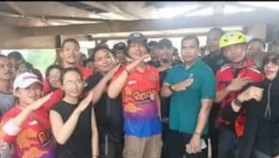 Kecamatan Karawang Barat Bersihkan Sungai Citarum, Sampah di Jembatan Agung Podomoro Jadi Sorotan.