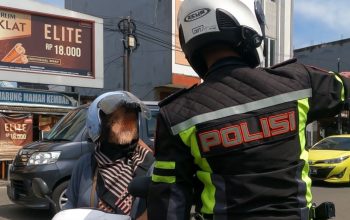 Imbauan Keselamatan Berkendara, Polantas di Karawang Tegur Humanis Pelanggar yang Tertangkap Tangan